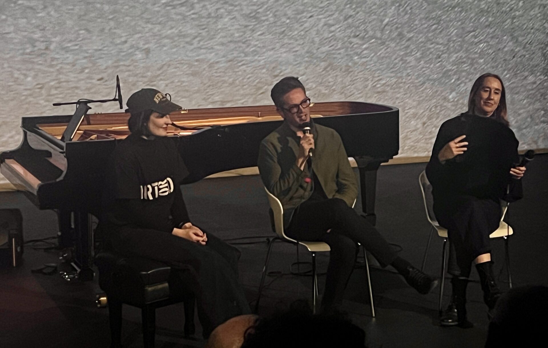 Francesco Turrisi con Kate Ellis e Laura Sheeran durante il talk dopo il concerto di Vuci, Project Arts Centre, Dublino, 22 ottobre 2026.